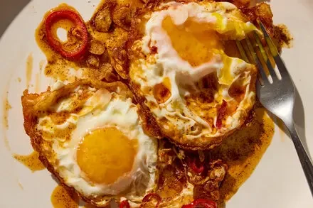 Olive Oil and Chile-Fried Eggs: Crispy Spiced Breakfast
