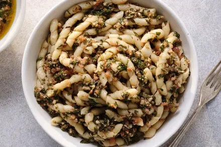 Pesto alla Trapanese (Pasta With Tomatoes, Almonds and Mint)
